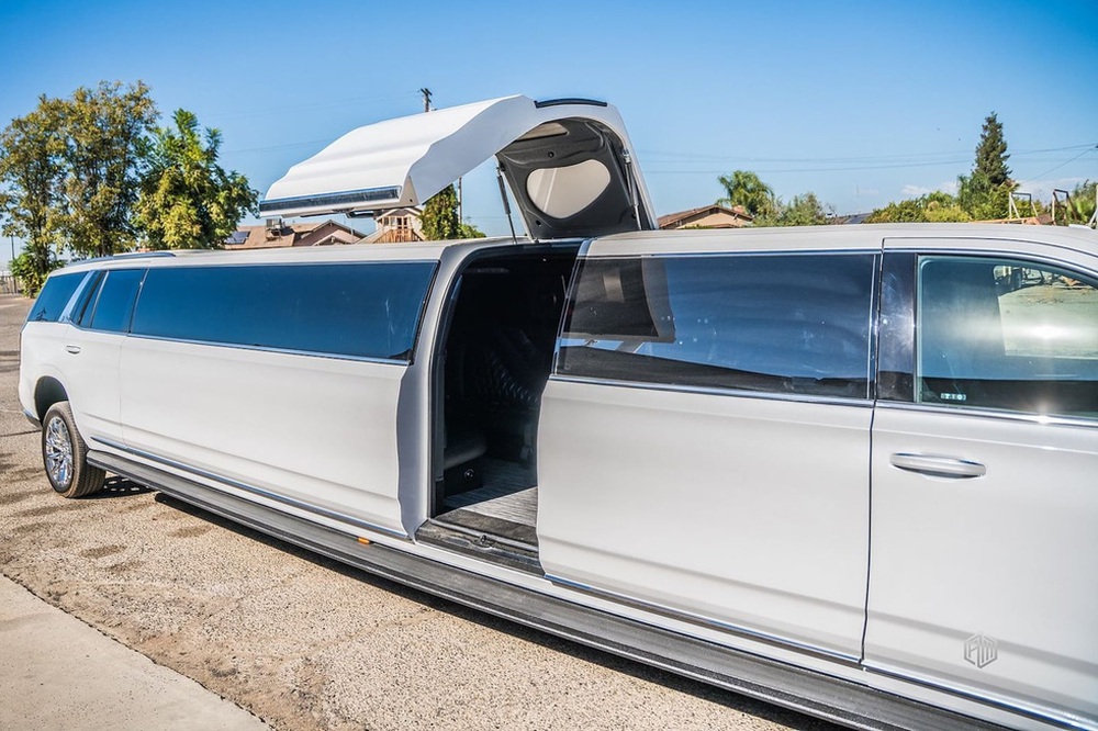 Cadillac Escalade độ limousine dài hơn 10 mét: Bên trong như phòng karaoke - Ảnh 7.