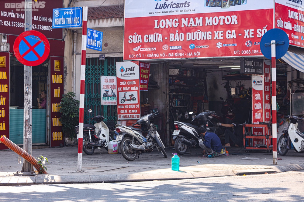 ‘Trạm xăng di động’ xuất hiện trên vỉa hè Hà Nội khi cây xăng treo biển hết hàng
