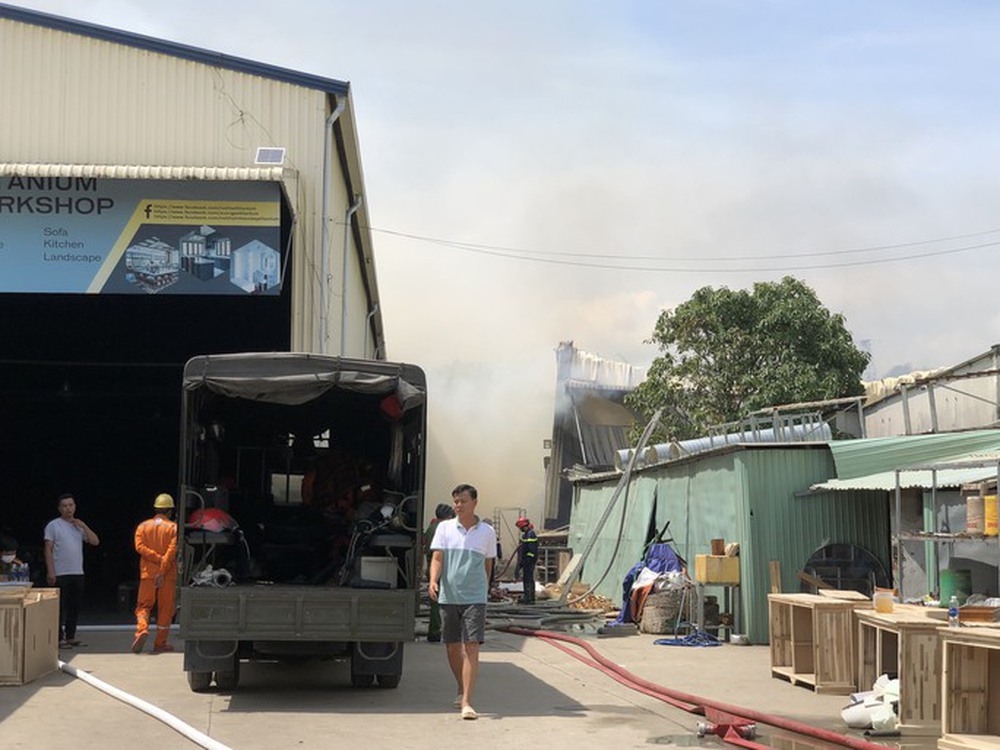 Đang cháy lớn tại một xưởng gỗ ở TP Thủ Đức - Ảnh 1.