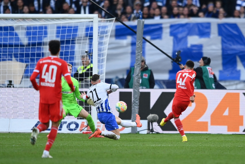 Bayern Munich tạm chiếm ngôi đầu Bundesliga sau màn rượt đuổi với Hertha Berlin - Ảnh 3.