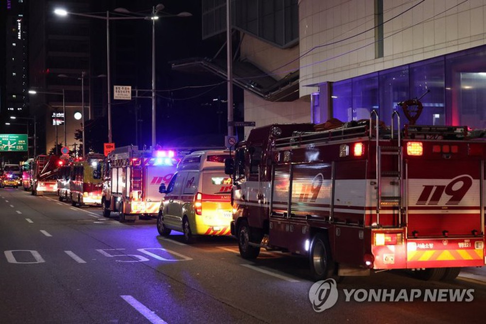 Hàn Quốc: Tàu chở 275 hành khách trật đường ray giữa Seoul - Ảnh 1.