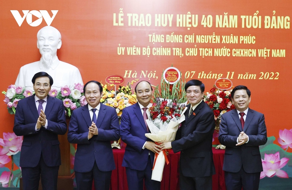 Trao Huy hiệu 40 năm tuổi Đảng tặng Chủ tịch nước Nguyễn Xuân Phúc - Ảnh 6.