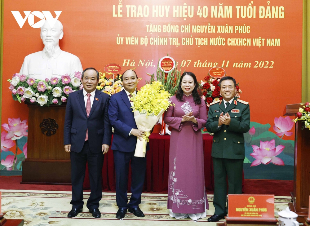 Trao Huy hiệu 40 năm tuổi Đảng tặng Chủ tịch nước Nguyễn Xuân Phúc - Ảnh 5.