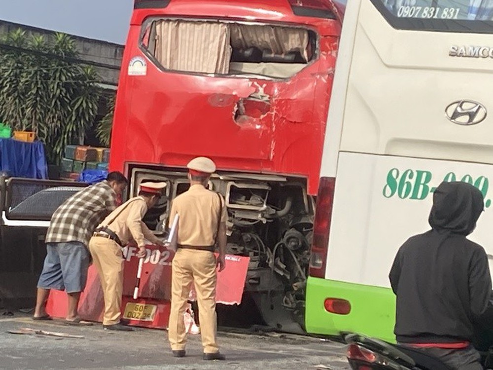 Đầu xe giường nằm vỡ toác sau cú tông, hàng chục khách la hét - Ảnh 5.