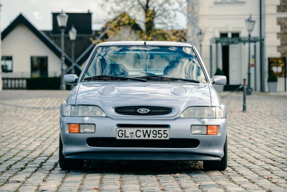 Cận cảnh chiếc Ford Escort RS Cosworth cuối cùng đang được bán đấu giá ở Anh - Ảnh 4.