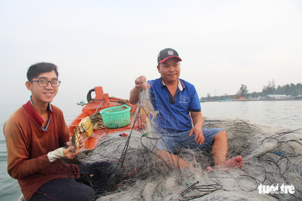 Mùa ghẹ nghịch ở Phú Quốc, đánh lưới bao nhiêu cũng không đủ bán - Ảnh 1.