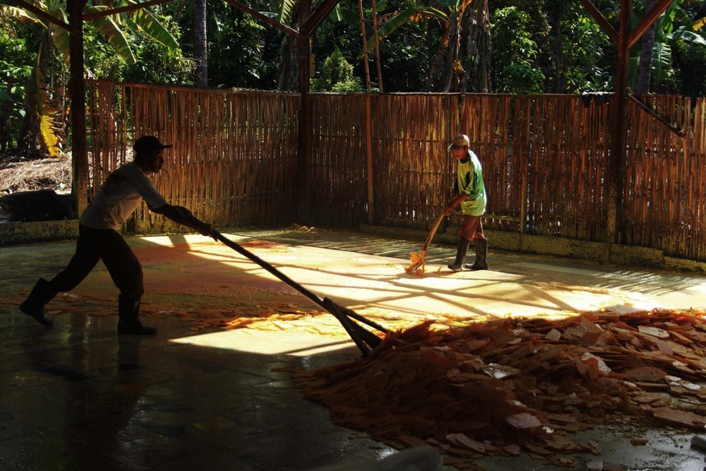 Nghề khai thác mỏ trên miệng núi lửa ở Indonesia: Liều mạng với Tử thần - Ảnh 13.