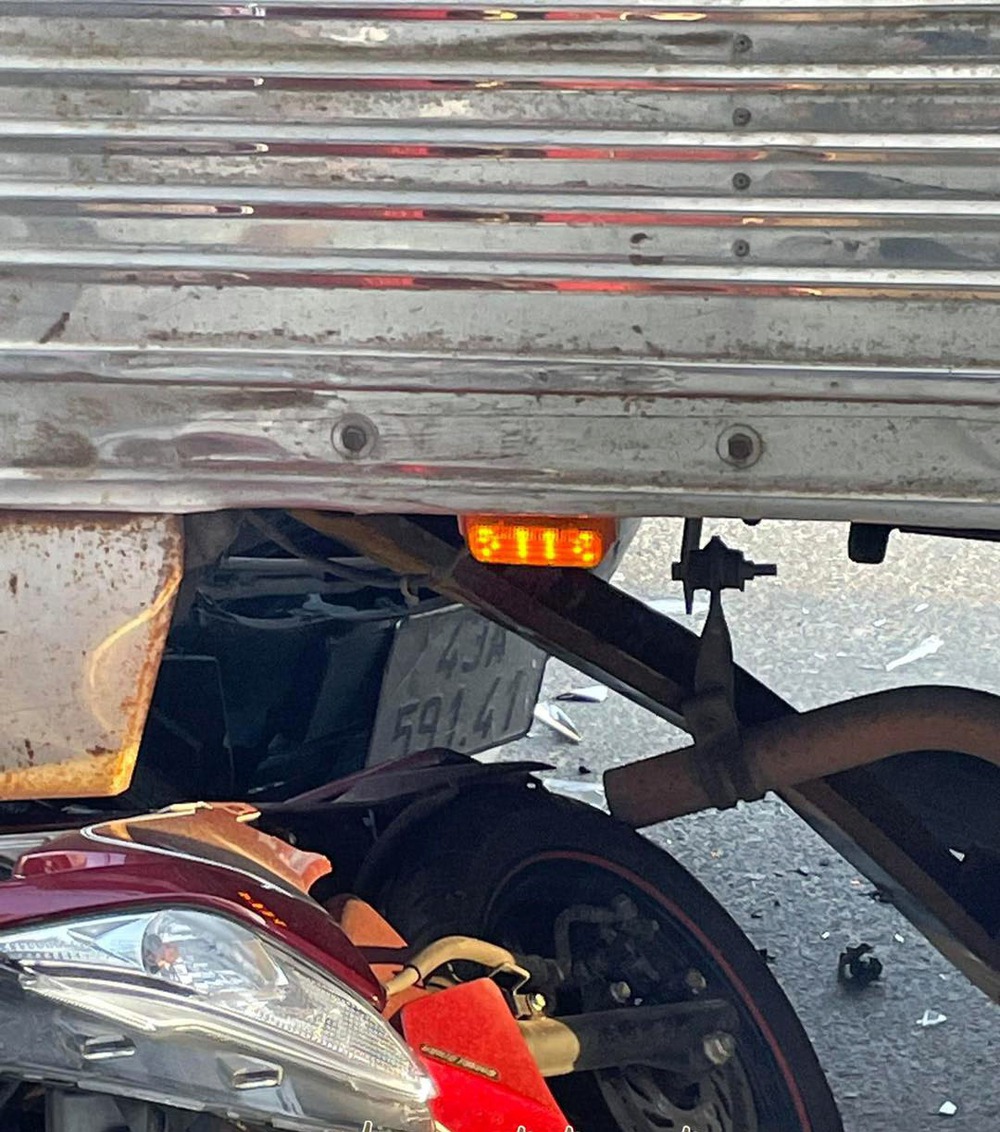 Đằng sau những bức ảnh TNGT: Toyota Vios dồn xe máy chui tọt vào gầm xe tải - Ảnh 2.