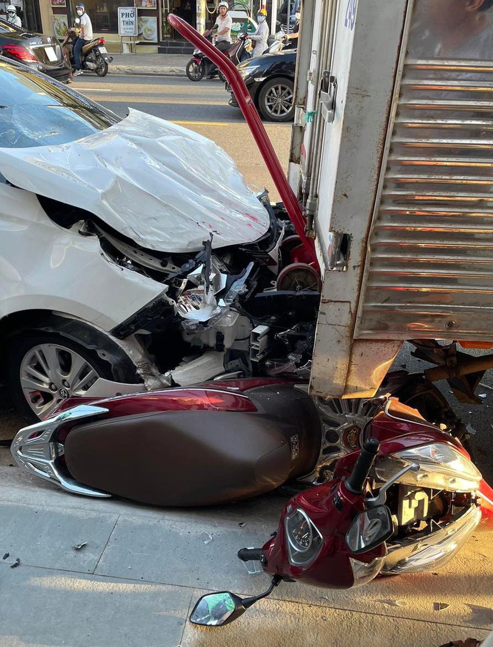 Đằng sau những bức ảnh TNGT: Toyota Vios dồn xe máy chui tọt vào gầm xe tải - Ảnh 5.