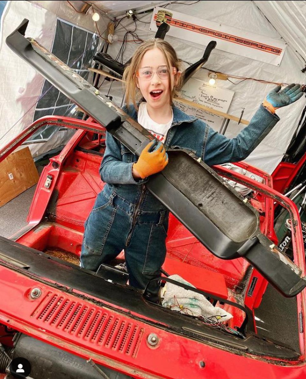 Cô bé 14 tuổi tự làm Porsche 914 điện bằng tiền bán rau gây sốt tại triển lãm xe độ - Ảnh 4.
