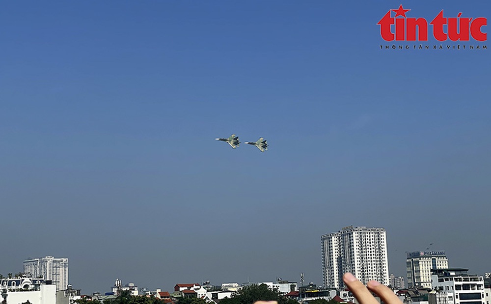 Trực thăng Mi mang Quốc kỳ và chiến đấu cơ Su-30MK2 hợp luyện trên bầu trời Hà Nội - Ảnh 10.