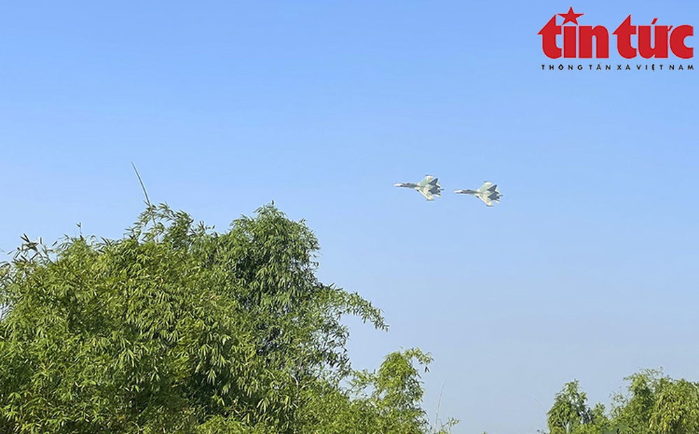 Trực thăng Mi mang Quốc kỳ và chiến đấu cơ Su-30MK2 hợp luyện trên bầu trời Hà Nội - Ảnh 5.