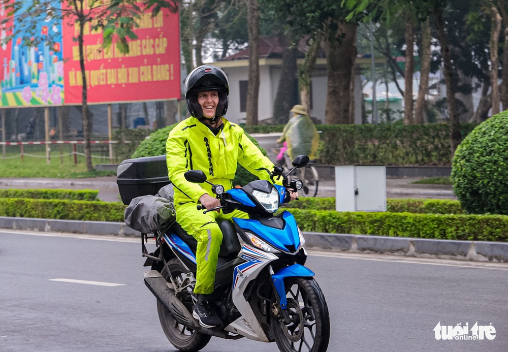 Ông Tây đội mưa lái xe máy từ Hà Nội đi Nam Định ăn phở - Ảnh 1.