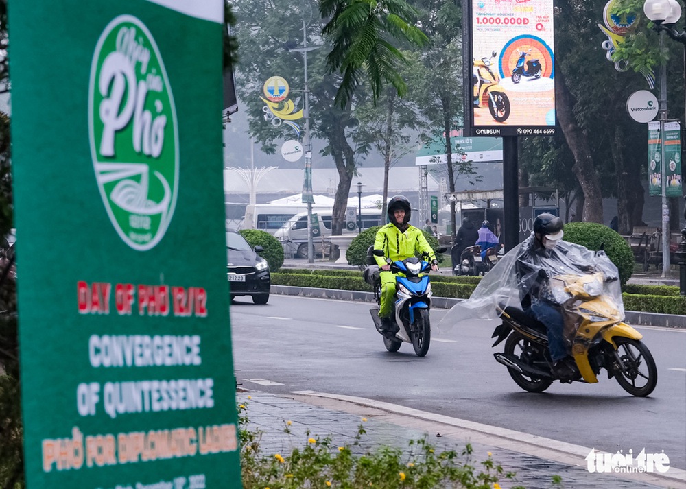 Ông Tây đội mưa lái xe máy từ Hà Nội đi Nam Định ăn phở - Ảnh 3.
