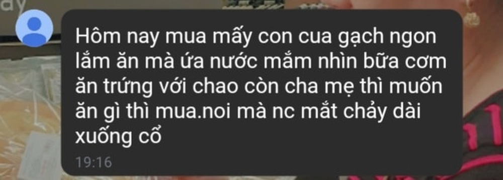 Khoe mẹ bữa cơm tự nấu, nữ sinh khóc không thành lời trước tin nhắn của mẹ - Ảnh 2.