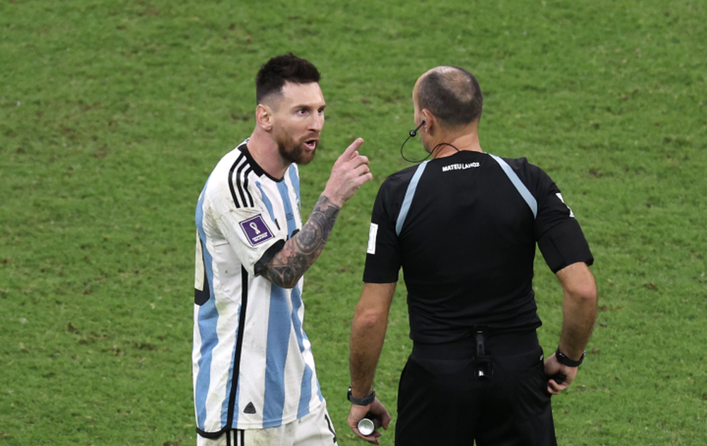 Trận Argentina thắng Hà Lan phá kỷ lục thẻ phạt, Messi chê trọng tài - Ảnh 1.