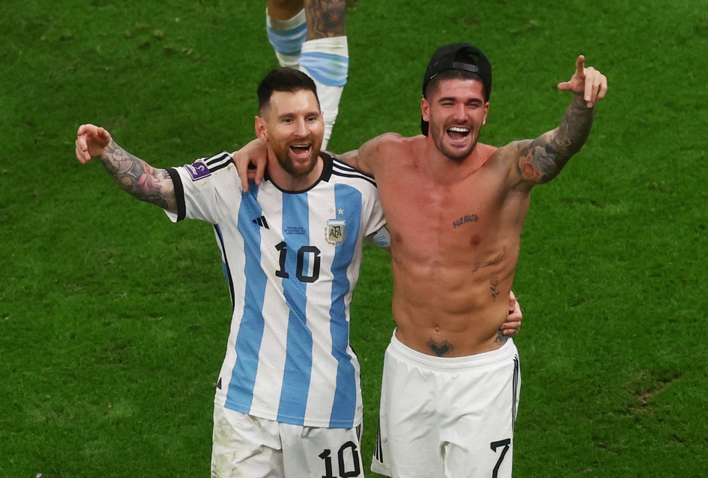 Messi và đồng đội vỡ oà cảm xúc khi Argentina vào bán kết World Cup 2022 - Ảnh 10.