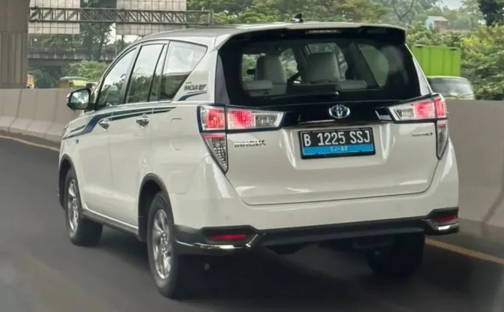 Xe điện Toyota Innova lộ ảnh chạy thử trên đường - Ảnh 2.