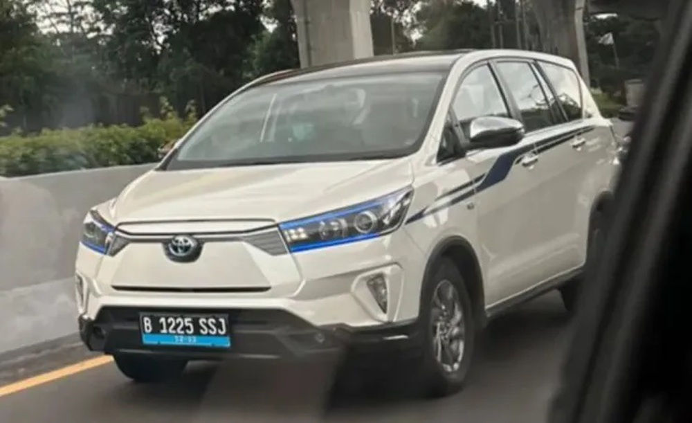 Xe điện Toyota Innova lộ ảnh chạy thử trên đường - Ảnh 1.