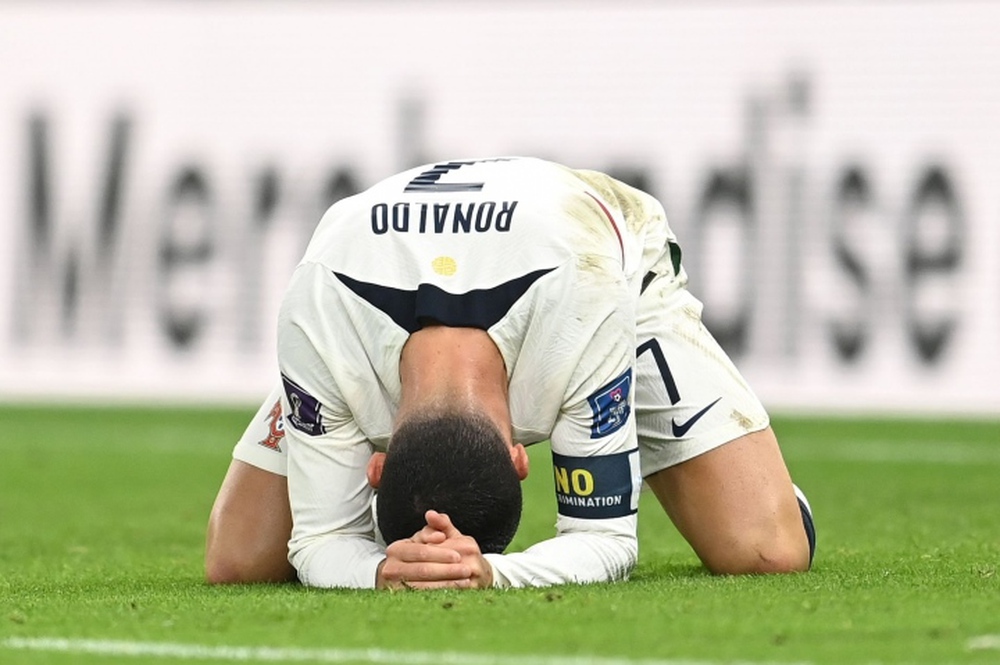 Thưởng thức bức ảnh xúc động về Ronaldo bật khóc trong một trận đấu. Đó là lúc bạn thấy tình cảm của anh hơn bao giờ hết.