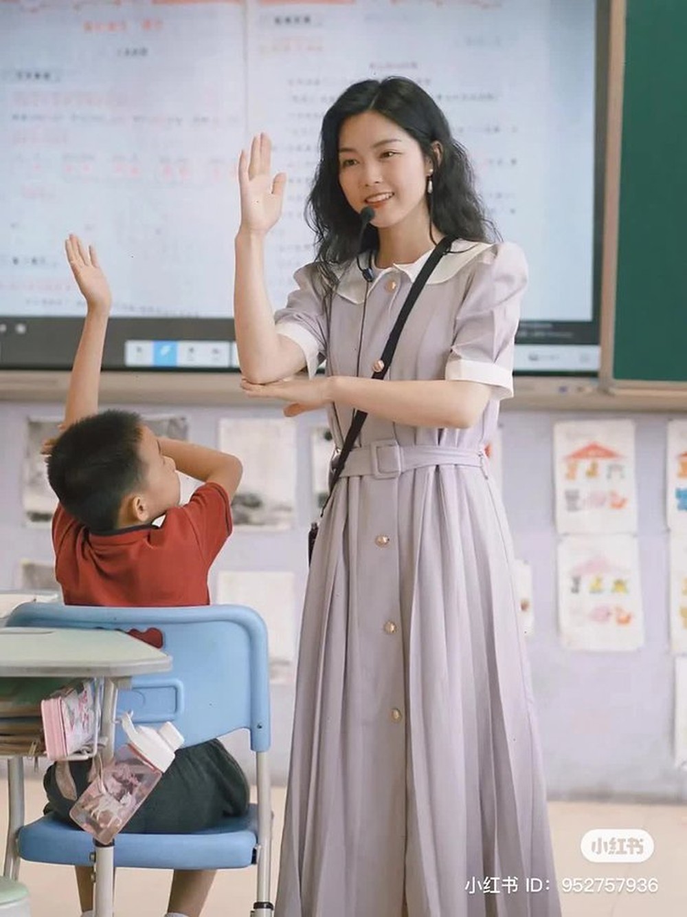 Cô giáo dạy Văn vừa xinh vừa mặc đẹp, đứng trên bục giảng thôi mà khí chất ngời ngời