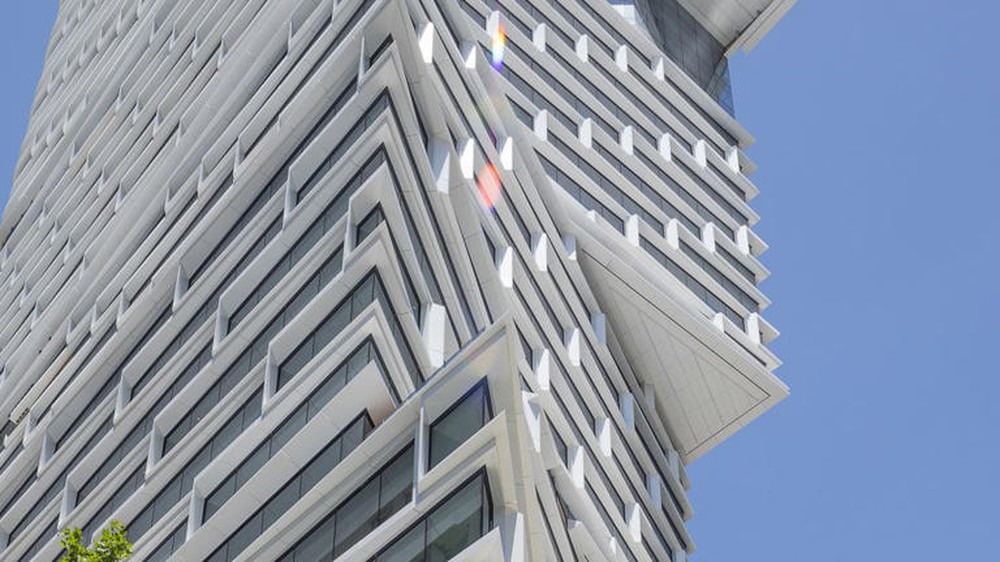 Tòa nhà chọc trời đầu tiên trên thế giới được tái chế - Ảnh 1.