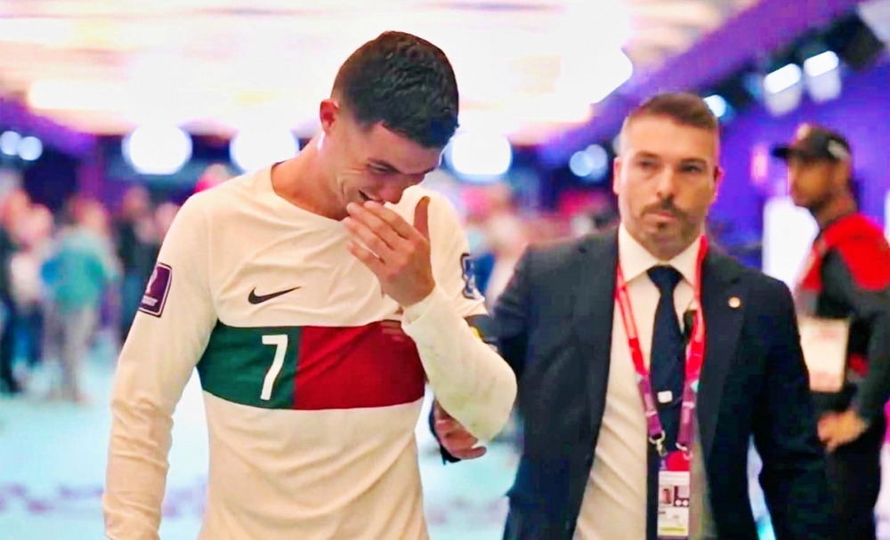 Hình ảnh Ronaldo khóc trong trận đấu World Cup sẽ khiến người hâm mộ cảm thấy xúc động và đau lòng. Nhưng đó cũng là cơ hội để chúng ta đối diện với những cảm xúc thật của một cầu thủ đích thực, hình ảnh này chắc chắn sẽ đem lại cho bạn nhiều cảm hứng về tinh thần chiến đấu.
