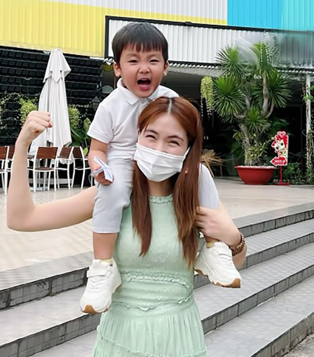 Sao Việt 12/12: Hai con gái Quyền Linh thích thú được thăm Hà Nội