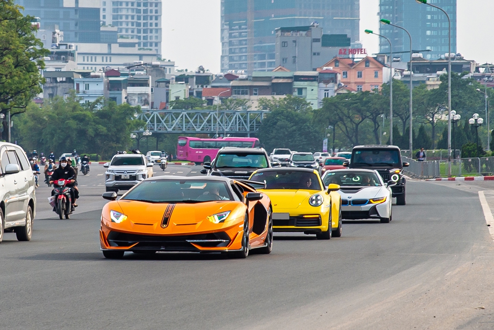 Dàn siêu xe, xe siêu sang cả trăm tỷ đồng diễu hành trên đường phố Hà Nội - Ảnh 1.