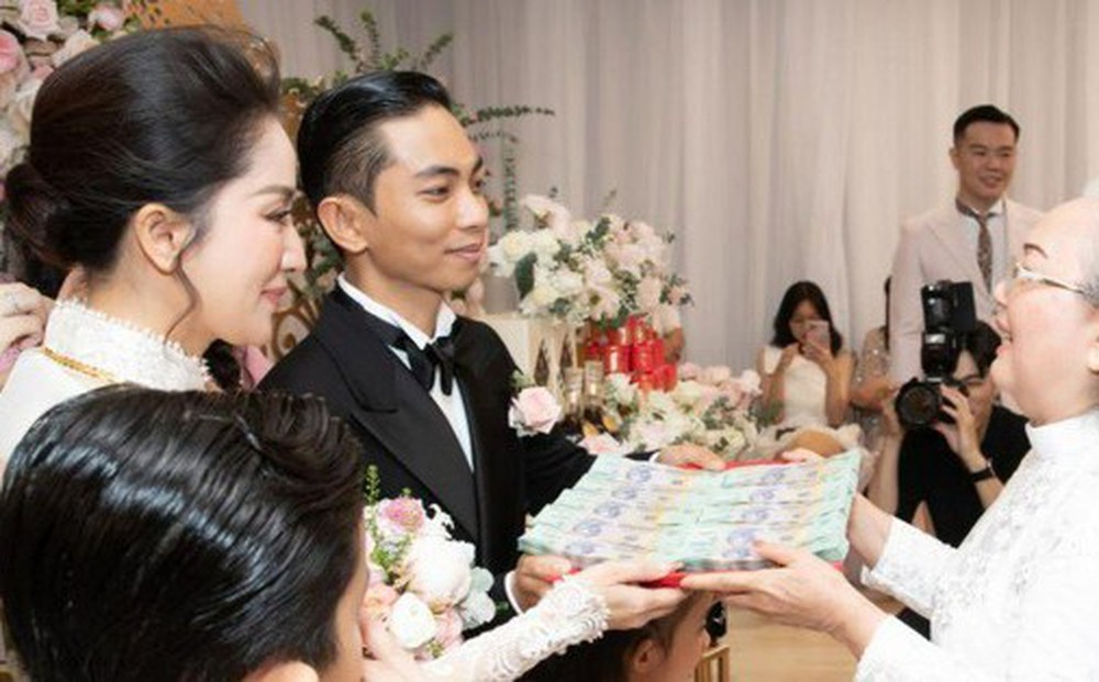 Khánh Thi được tặng vàng miếng và mâm tiền mặt trong lễ ăn hỏi