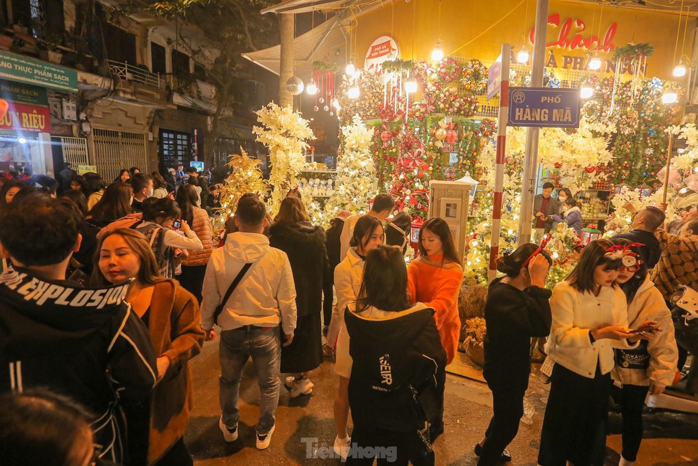 Người Hà Nội chen nhau chụp ảnh trên phố Hàng Mã đón Giáng sinh sớm - Ảnh 1.