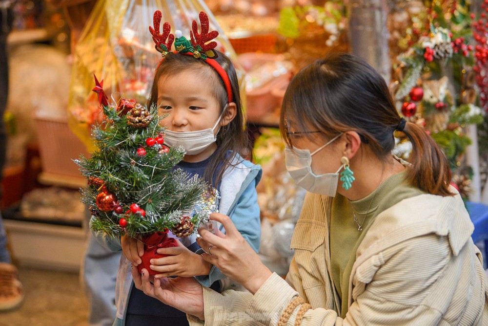 Người Hà Nội chen nhau chụp ảnh trên phố Hàng Mã đón Giáng sinh sớm - Ảnh 12.