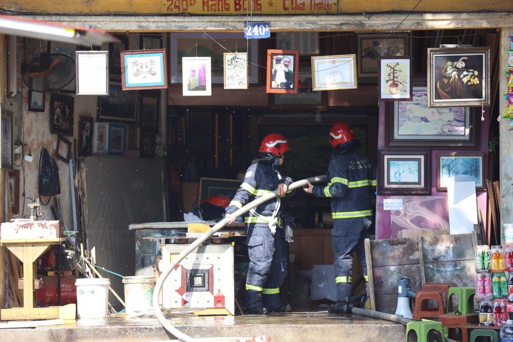 Đang cháy lớn trên phố Hà Nội, khói bốc nghi ngút, người dân ôm tài sản bỏ chạy - Ảnh 5.