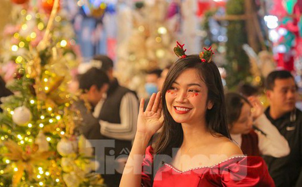 Người Hà Nội chen nhau chụp ảnh trên phố Hàng Mã đón Giáng sinh sớm