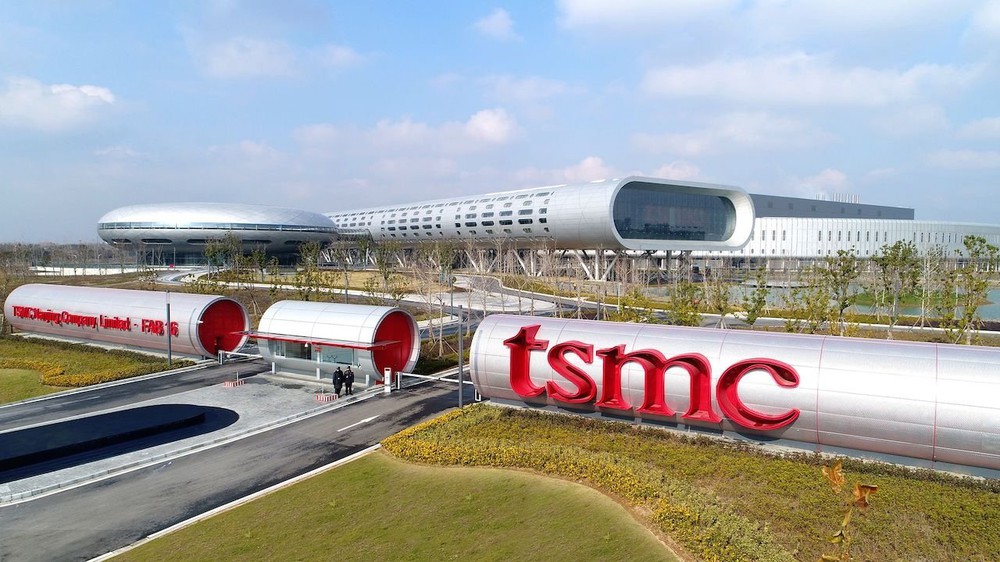 TSMC công bố đầu tư 40 tỷ USD vào Mỹ, Washington thắng lớn trong cuộc cạnh tranh về chất bán dẫn - Ảnh 1.