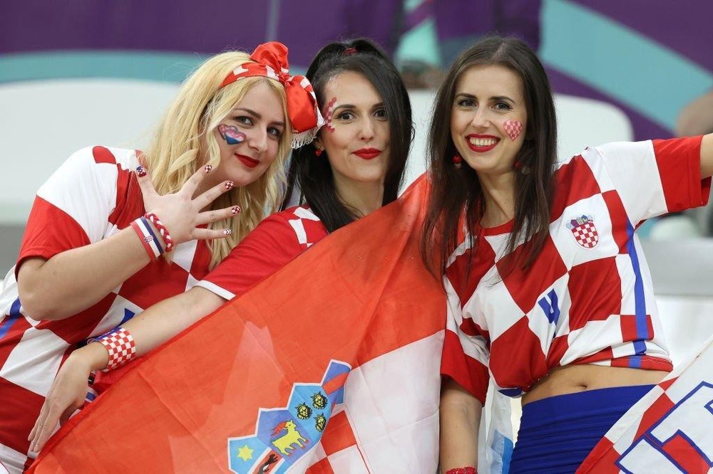 Ngắm dàn CĐV xinh đẹp và nóng bỏng của Croatia ở trận thua 0-3 trước Argentina - Ảnh 5.