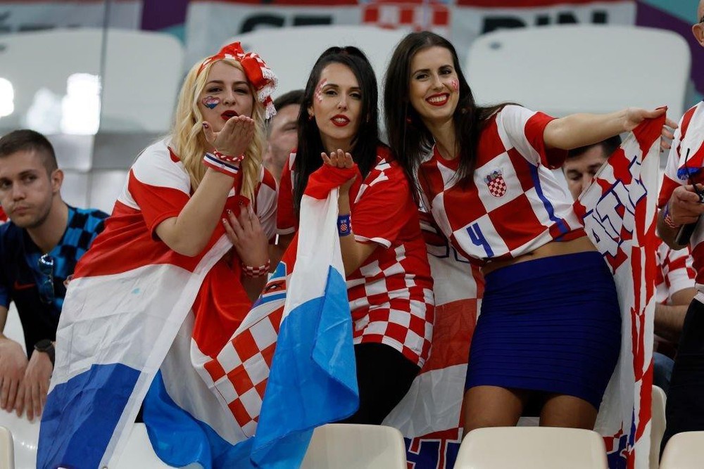 Ngắm dàn CĐV xinh đẹp và nóng bỏng của Croatia ở trận thua 0-3 trước Argentina - Ảnh 4.