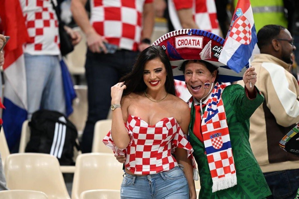 Ngắm dàn CĐV xinh đẹp và nóng bỏng của Croatia ở trận thua 0-3 trước Argentina - Ảnh 2.