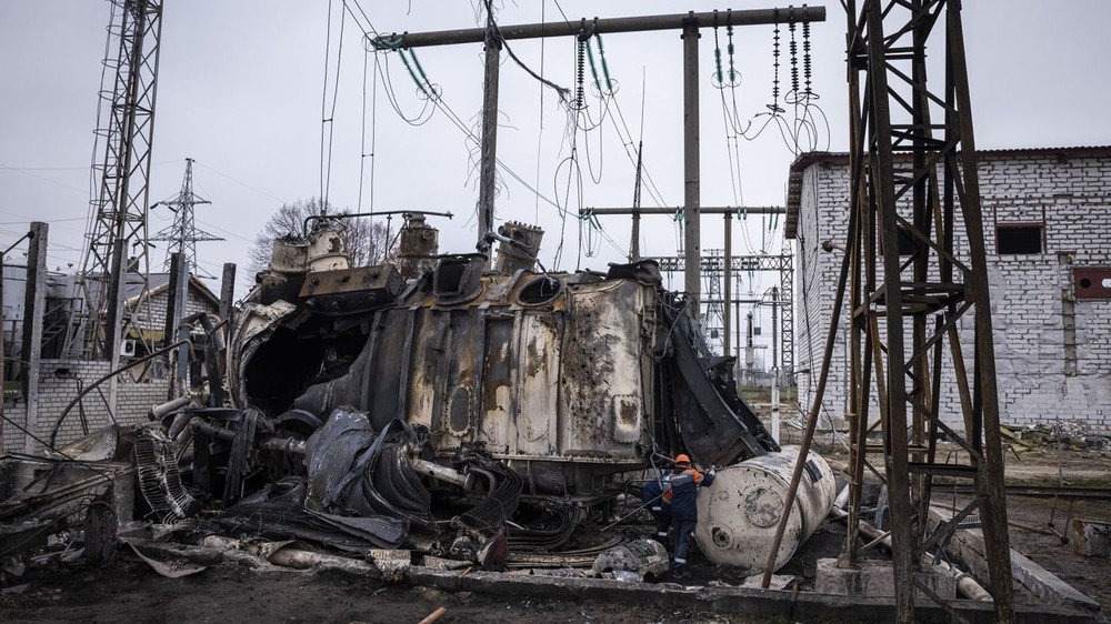 Hứng bão hoả lực của Nga, hạ tầng điện lực của Ukraine tan hoang - Ảnh 1.