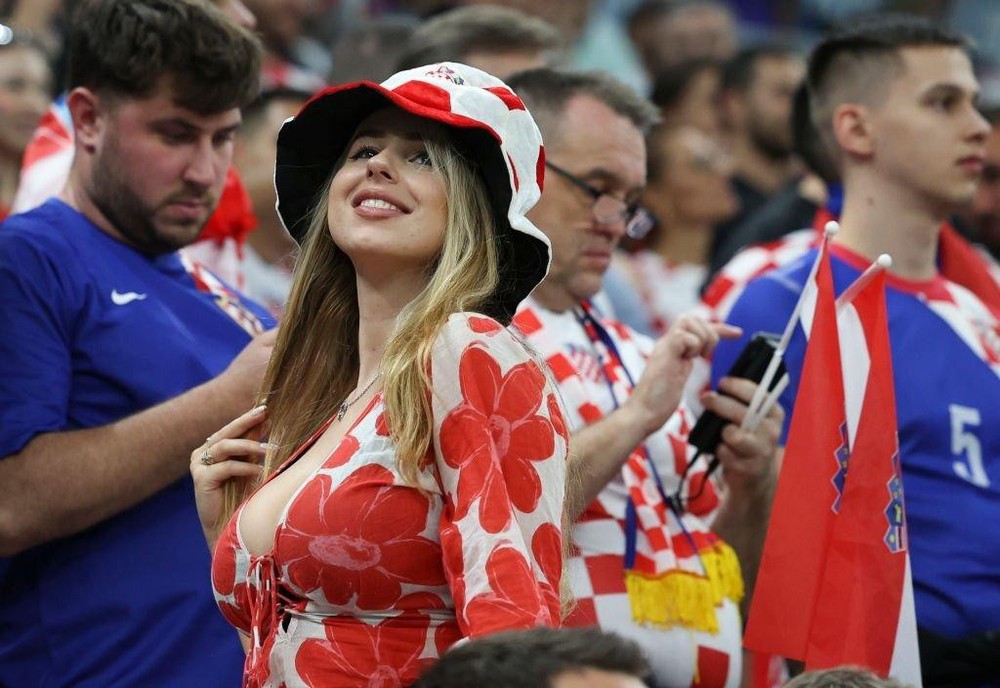 Ngắm dàn CĐV xinh đẹp và nóng bỏng của Croatia ở trận thua 0-3 trước Argentina - Ảnh 8.