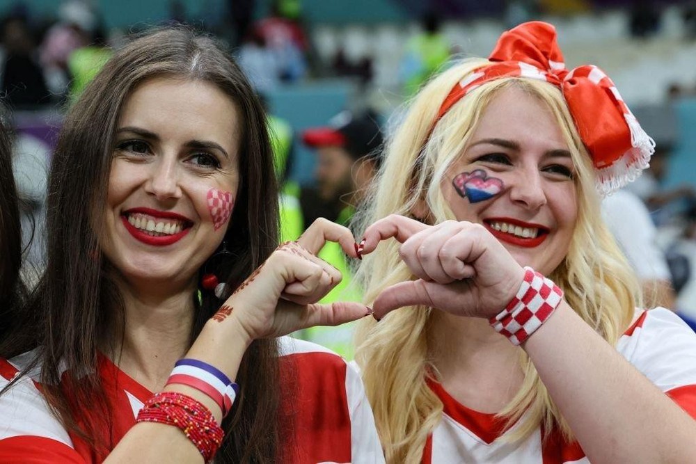 Ngắm dàn CĐV xinh đẹp và nóng bỏng của Croatia ở trận thua 0-3 trước Argentina - Ảnh 6.