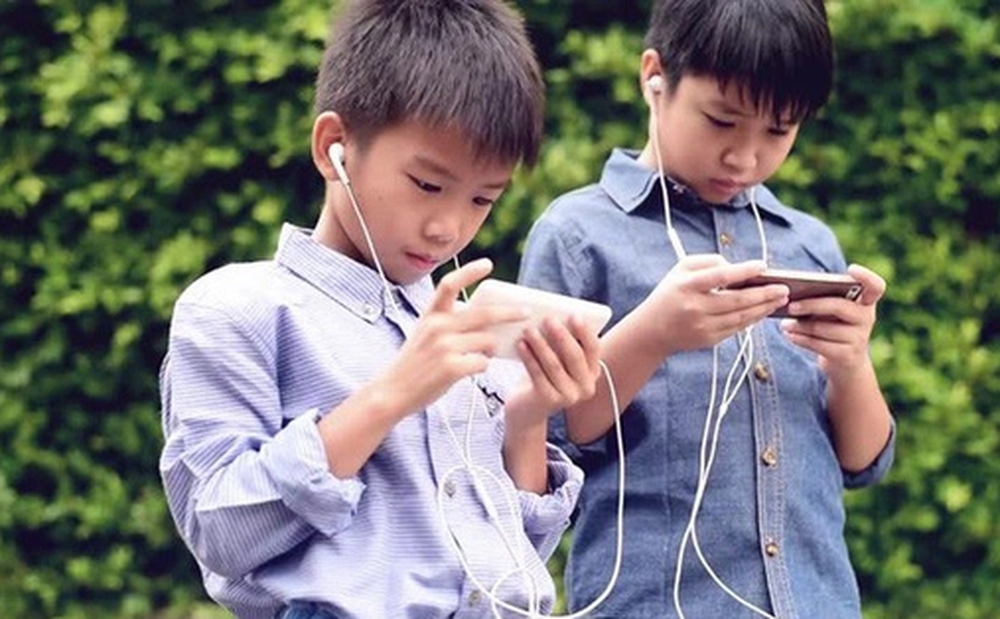 Trẻ em trong gia đình có thu nhập cao và thấp, ai lạm dụng thiết bị điện tử nhiều hơn?