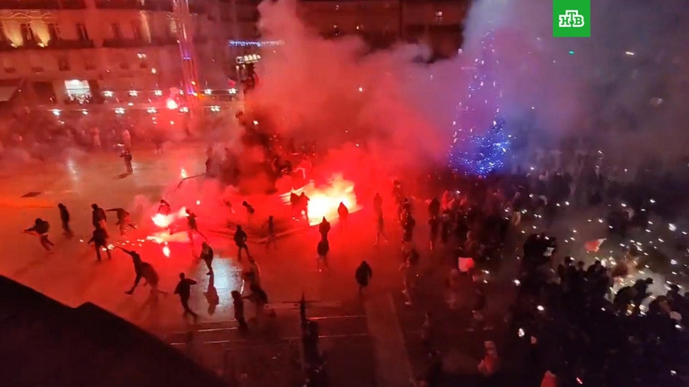Bạo loạn nổ ra sau trận bán kết World Cup 2022 giữa Pháp và Morocco - Ảnh 1.