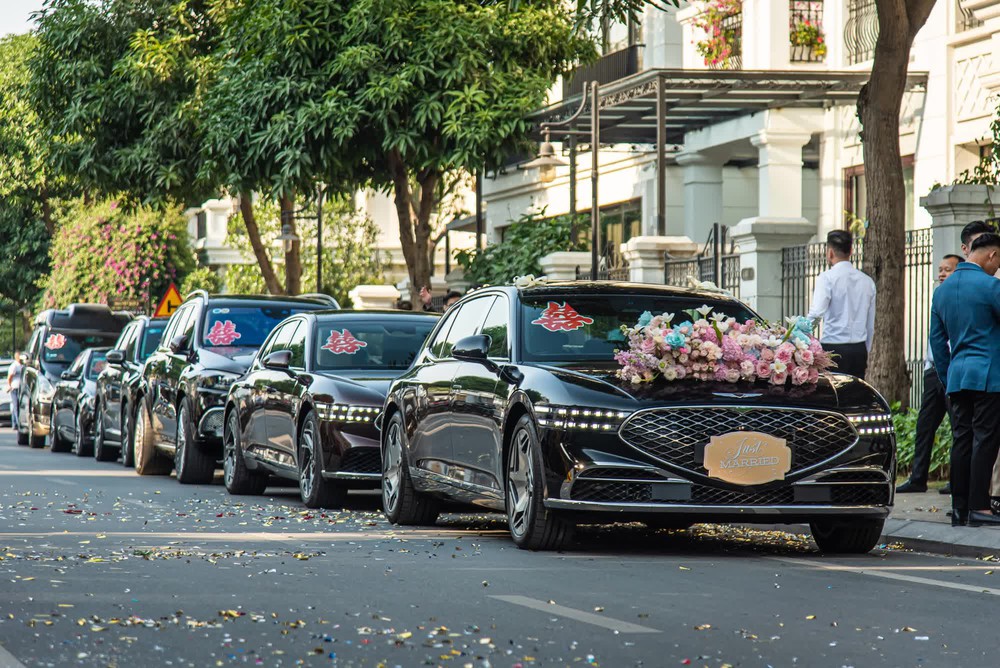 Dàn xe khủng diễu hành tại Hà Nội: Khoảng 20 chiếc Genesis cùng đoàn với Rolls-Royce, Bentley - Ảnh 1.