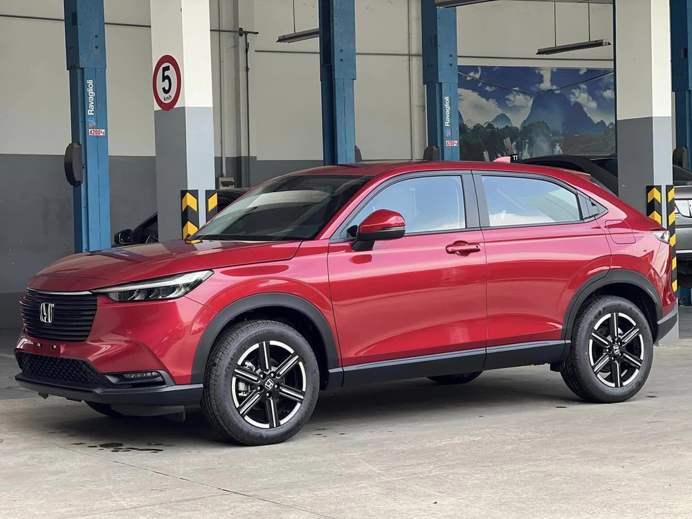 Ảnh thực tế Honda HR-V bản giá rẻ tại đại lý: Bom tấn mùa mua sắm cuối năm - Ảnh 1.