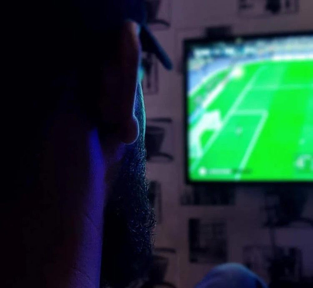 Người đàn ông bị liệt mặt do thức đêm xem World Cup 2022 - Ảnh 1.