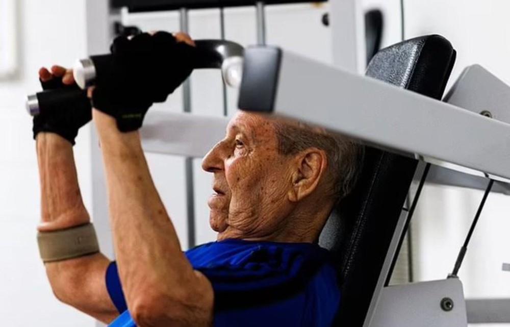 Cụ ông 100 tuổi nâng tạ, tập cardio 3 tiếng mỗi ngày, 5 ngày/tuần - Ảnh 4.