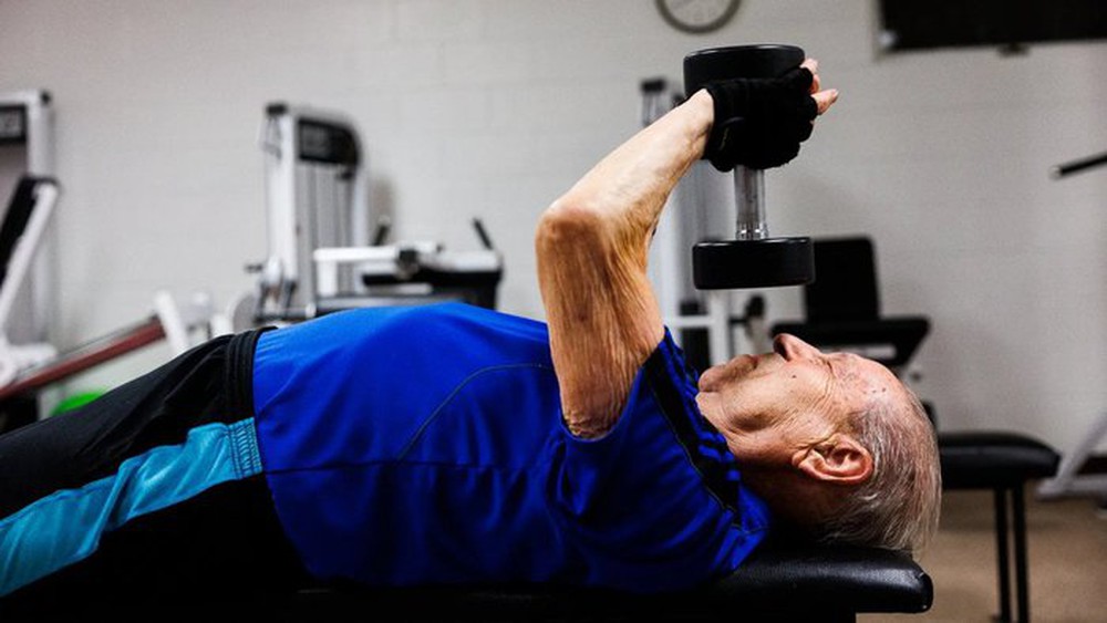 Cụ ông 100 tuổi nâng tạ, tập cardio 3 tiếng mỗi ngày, 5 ngày/tuần - Ảnh 2.