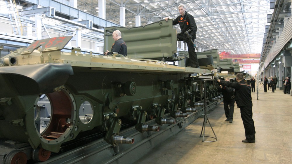 Các nhà sản xuất vũ khí Nga bật chế độ làm việc 6 ngày/tuần, một ca 12 tiếng - Ảnh 1.