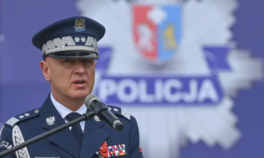 Cảnh sát trưởng Ba Lan khui quà, súng phóng lựu phát nổ trong văn phòng - Ảnh 1.